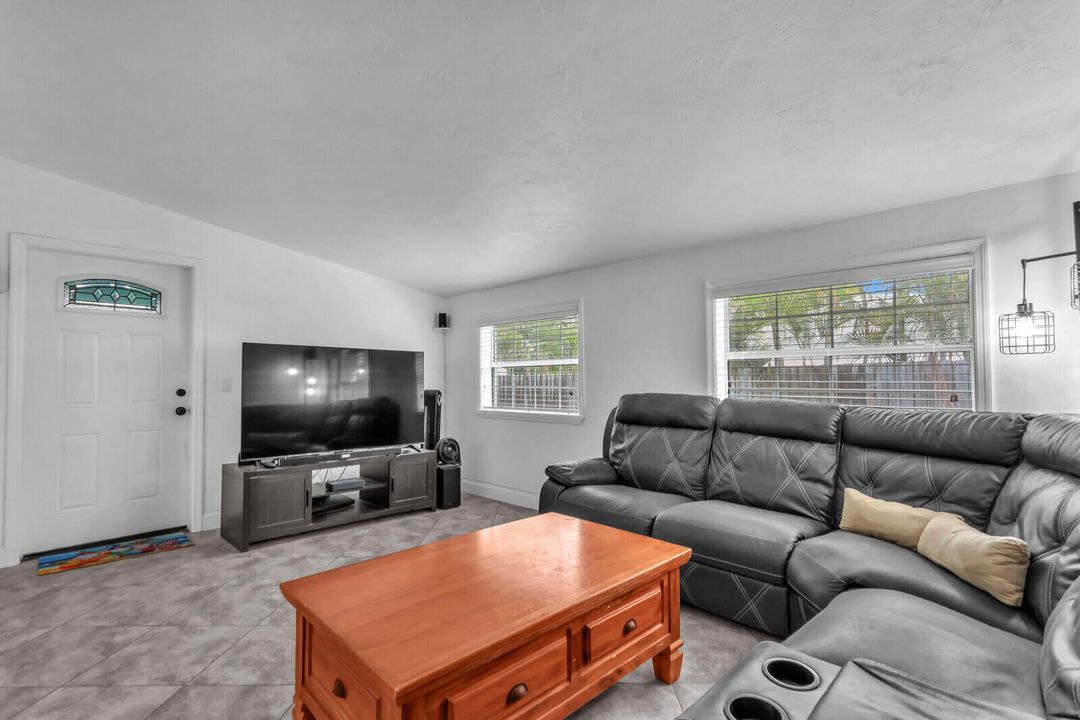 待售: $418,800 (2 贝兹, 1 浴室, 1116 平方英尺)