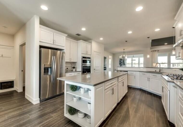 Под контрактом: $599,106 (3 спален, 3 ванн, 2590 Квадратных фут)