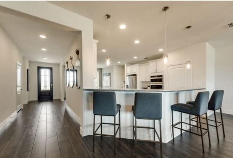 Под контрактом: $599,106 (3 спален, 3 ванн, 2590 Квадратных фут)