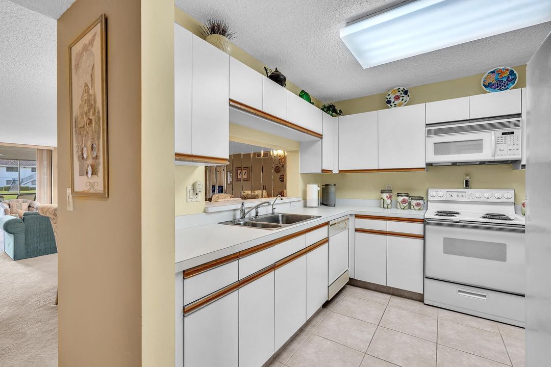 Active With Contract: $199,000 (2 beds, 2 baths, 1362 Square Feet)