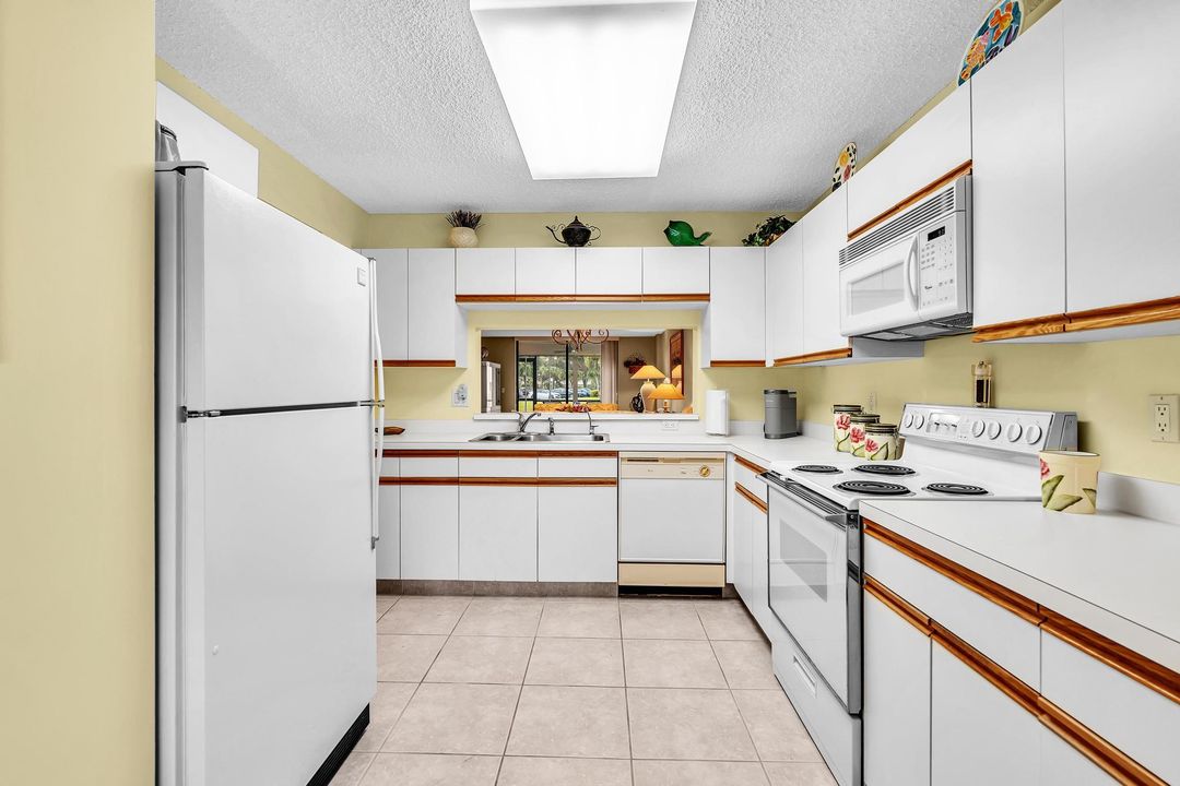 Active With Contract: $199,000 (2 beds, 2 baths, 1362 Square Feet)