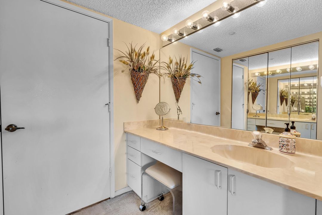 Active With Contract: $199,000 (2 beds, 2 baths, 1362 Square Feet)