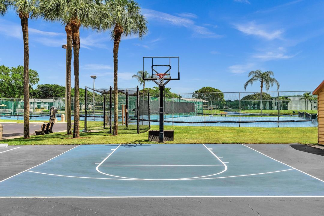 Active With Contract: $199,000 (2 beds, 2 baths, 1362 Square Feet)