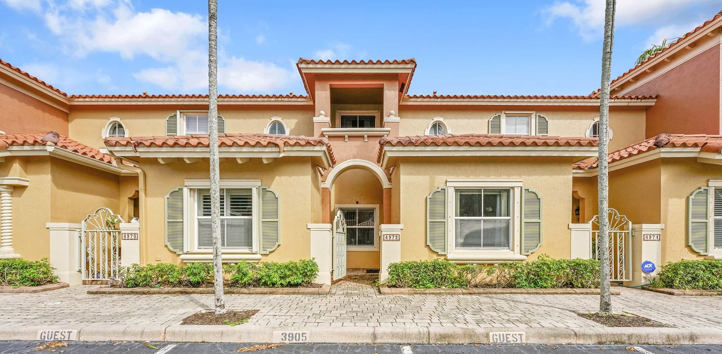 合同活跃: $319,000 (2 贝兹, 2 浴室, 1379 平方英尺)