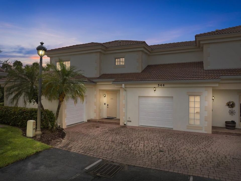 Recently Sold: $235,000 (2 beds, 2 baths, 1114 Square Feet)