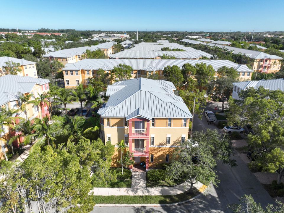 Activo con contrato: $350,000 (4 camas, 3 baños, 1988 Pies cuadrados)