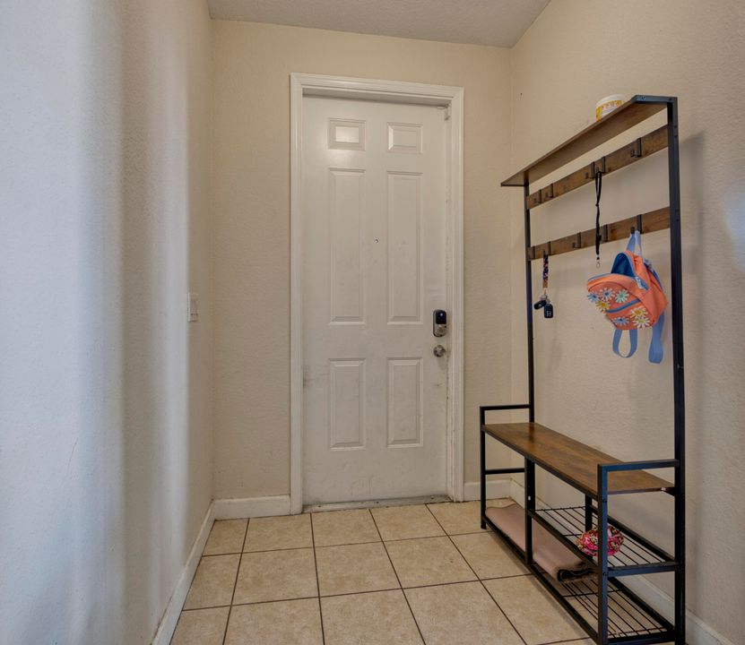 Activo con contrato: $350,000 (4 camas, 3 baños, 1988 Pies cuadrados)