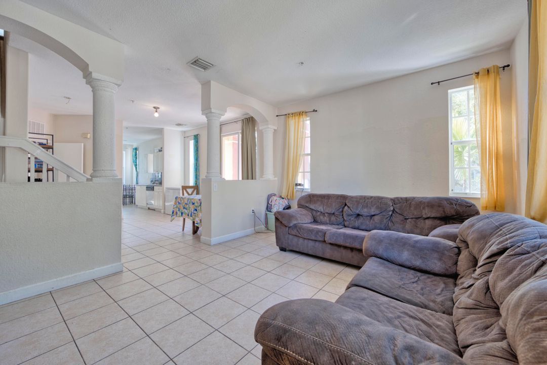 Activo con contrato: $350,000 (4 camas, 3 baños, 1988 Pies cuadrados)