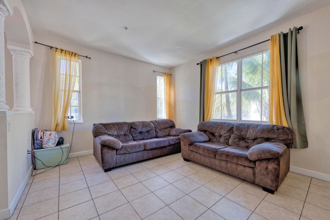 Activo con contrato: $350,000 (4 camas, 3 baños, 1988 Pies cuadrados)