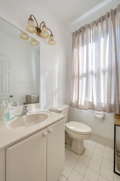 Activo con contrato: $350,000 (4 camas, 3 baños, 1988 Pies cuadrados)