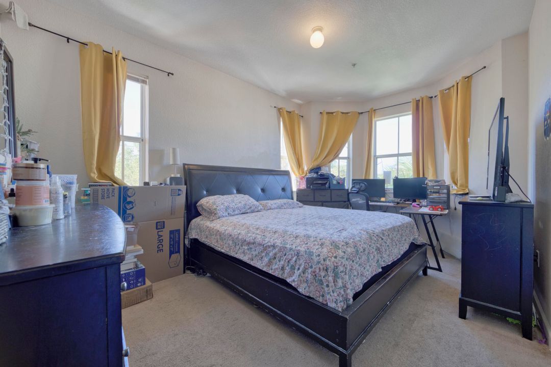 Activo con contrato: $350,000 (4 camas, 3 baños, 1988 Pies cuadrados)