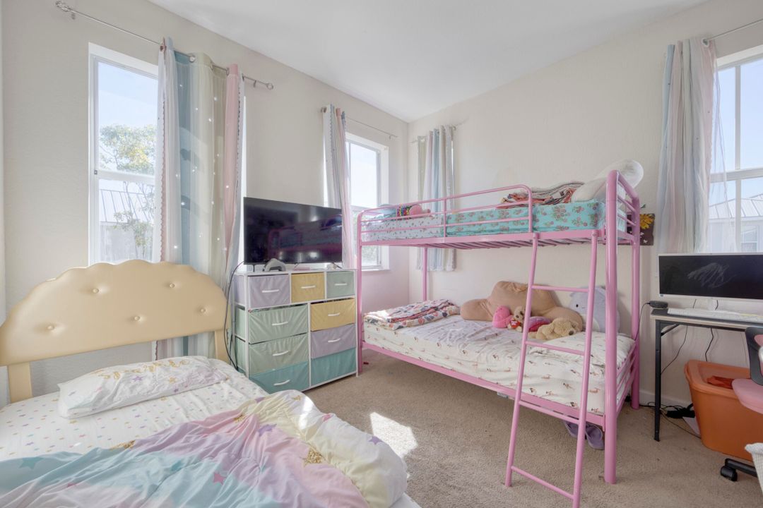 Activo con contrato: $350,000 (4 camas, 3 baños, 1988 Pies cuadrados)