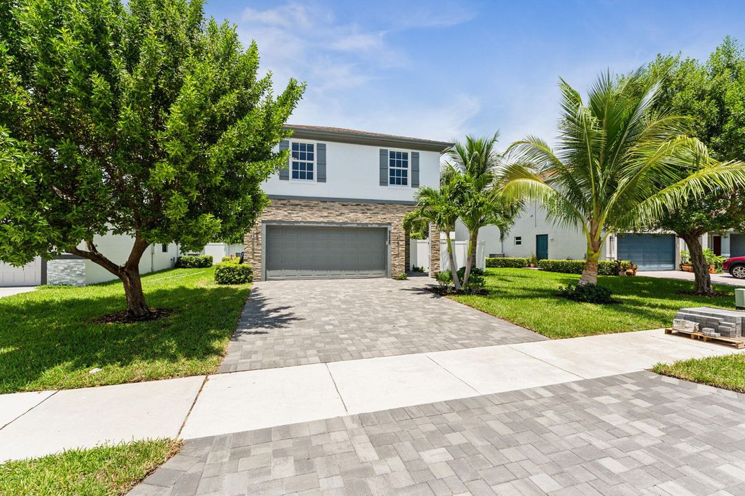 Activo con contrato: $1,149,000 (4 camas, 2 baños, 2034 Pies cuadrados)