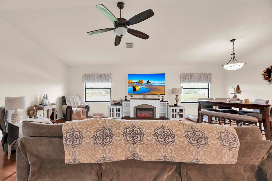 For Sale: $265,000 (2 beds, 2 baths, 1451 Square Feet)