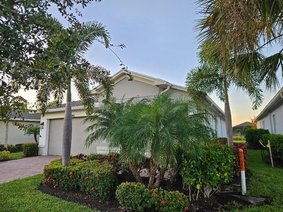 Active With Contract: $2,700 (2 beds, 2 baths, 1689 Square Feet)