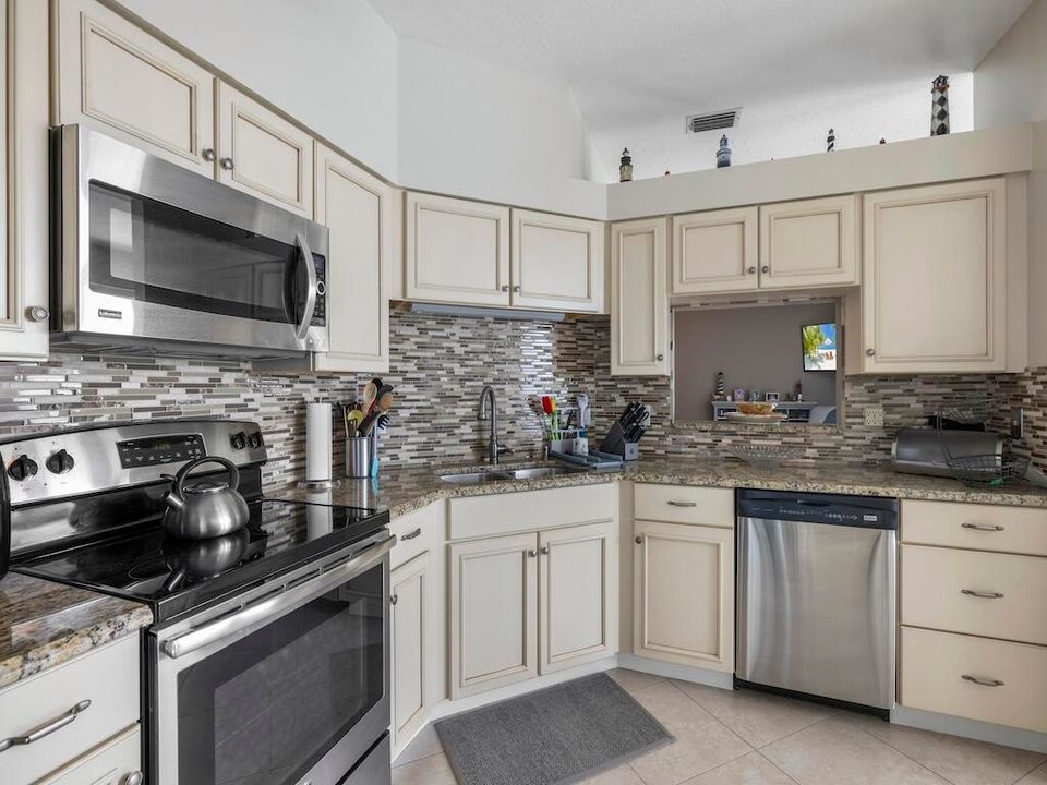 На продажу: $249,900 (3 спален, 2 ванн, 1180 Квадратных фут)