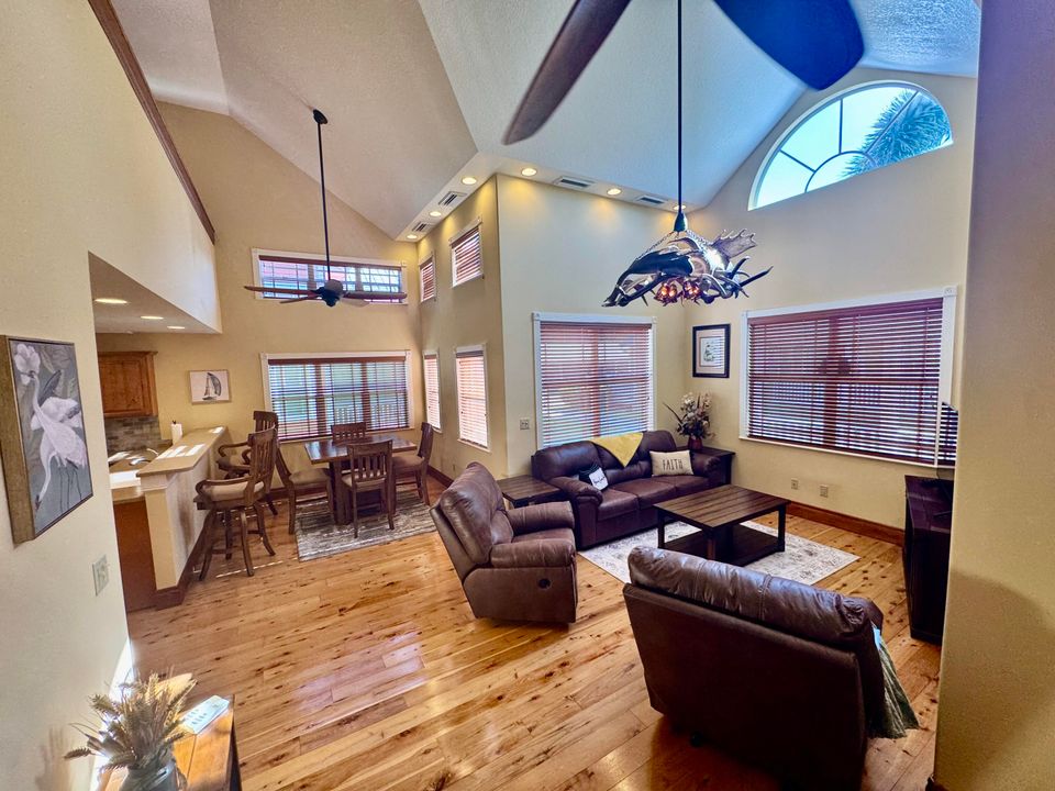 待售: $249,000 (1 贝兹, 2 浴室, 860 平方英尺)