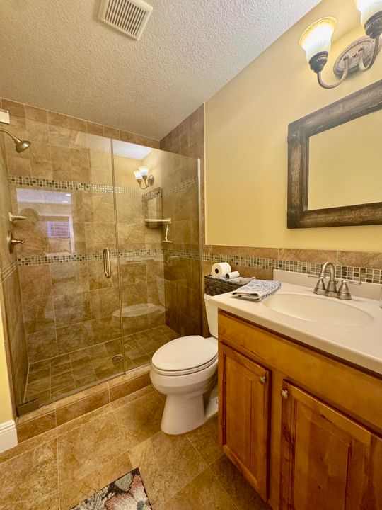 待售: $249,000 (1 贝兹, 2 浴室, 860 平方英尺)