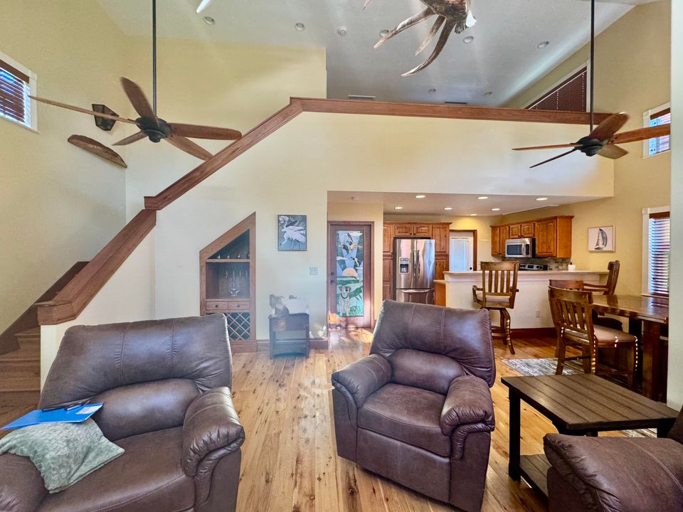 待售: $249,000 (1 贝兹, 2 浴室, 860 平方英尺)