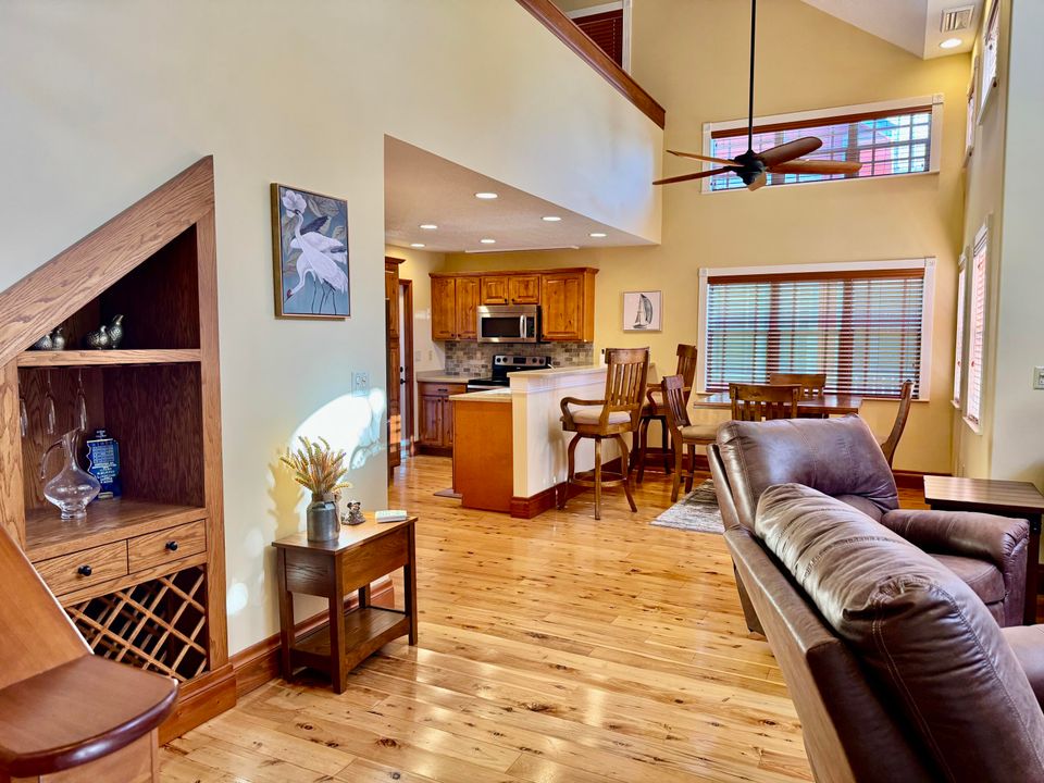 待售: $249,000 (1 贝兹, 2 浴室, 860 平方英尺)