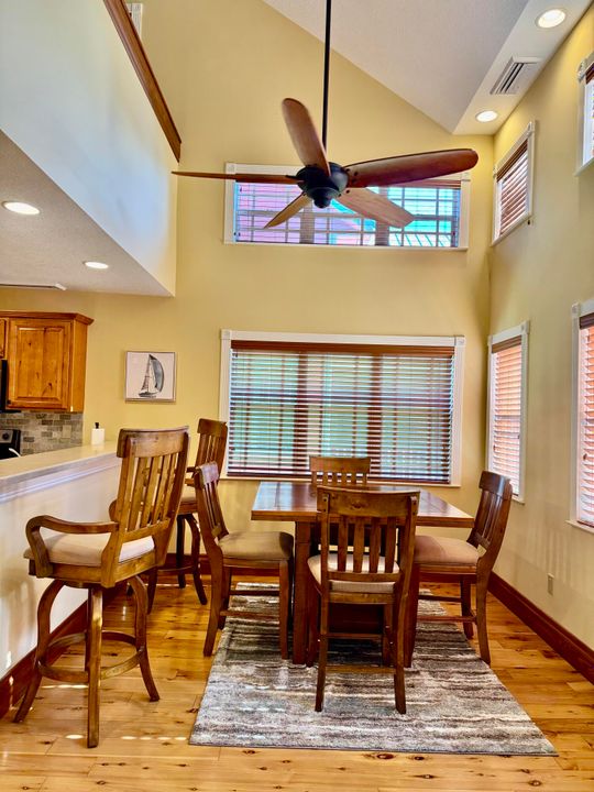 待售: $249,000 (1 贝兹, 2 浴室, 860 平方英尺)