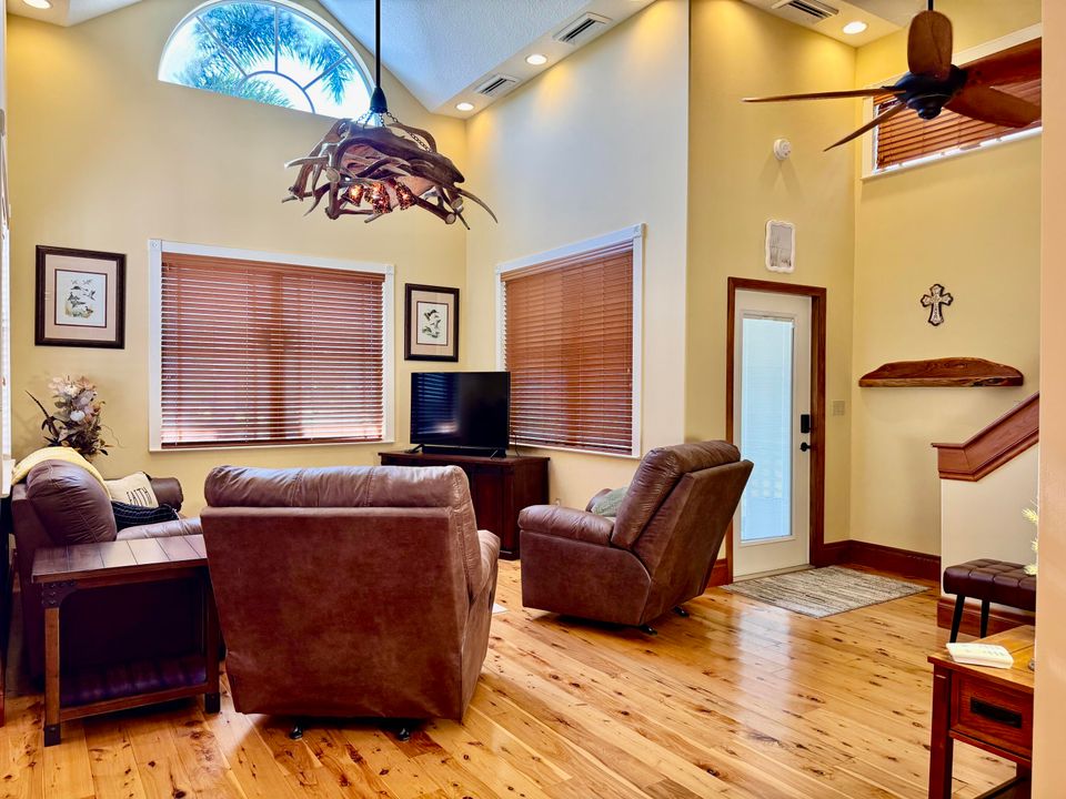 待售: $249,000 (1 贝兹, 2 浴室, 860 平方英尺)