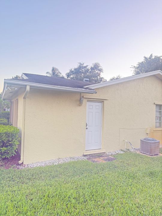 合同活跃: $270,000 (2 贝兹, 2 浴室, 1045 平方英尺)