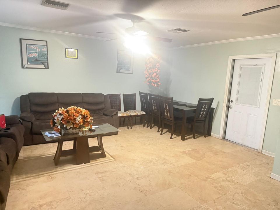 合同活跃: $270,000 (2 贝兹, 2 浴室, 1045 平方英尺)