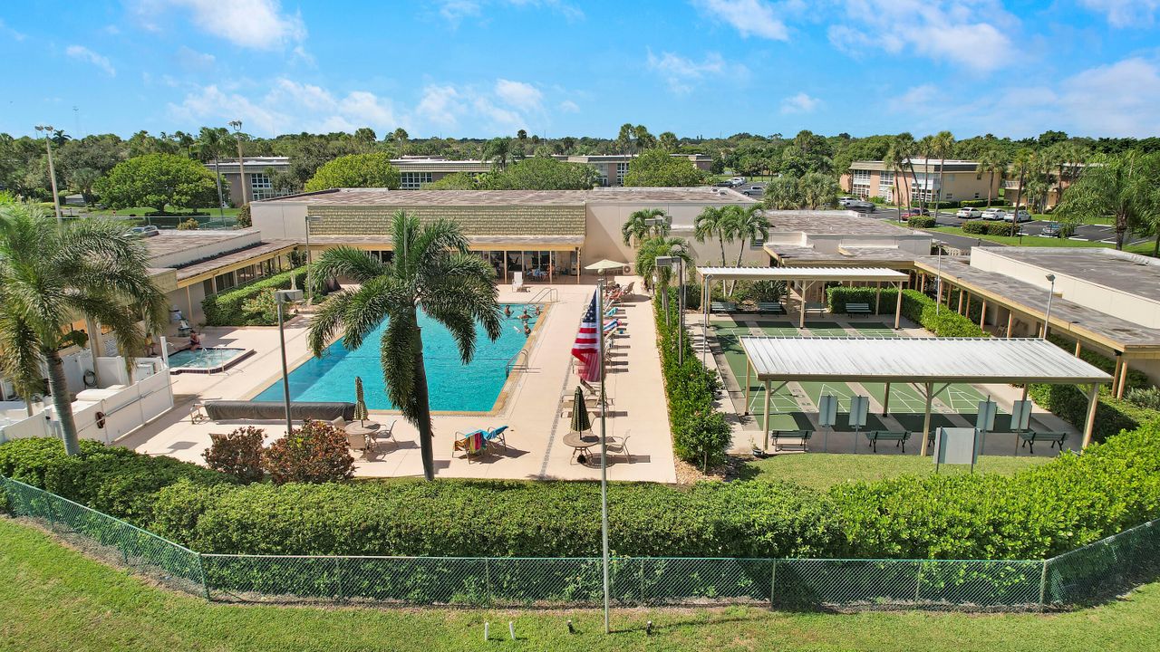 For Sale: $135,000 (2 beds, 2 baths, 1000 Square Feet)