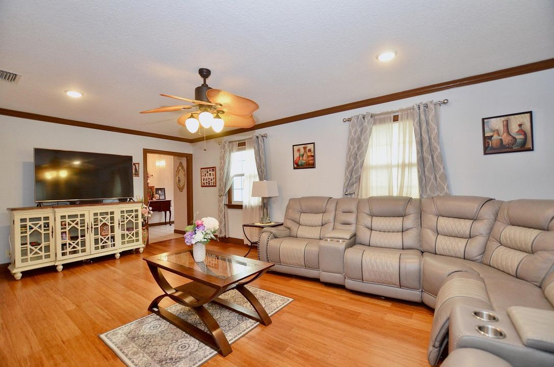 待售: $549,900 (4 贝兹, 3 浴室, 2837 平方英尺)