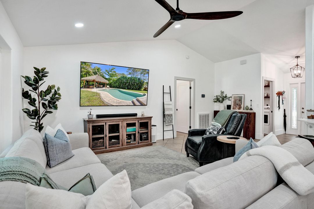 合同活跃: $720,000 (3 贝兹, 2 浴室, 1958 平方英尺)