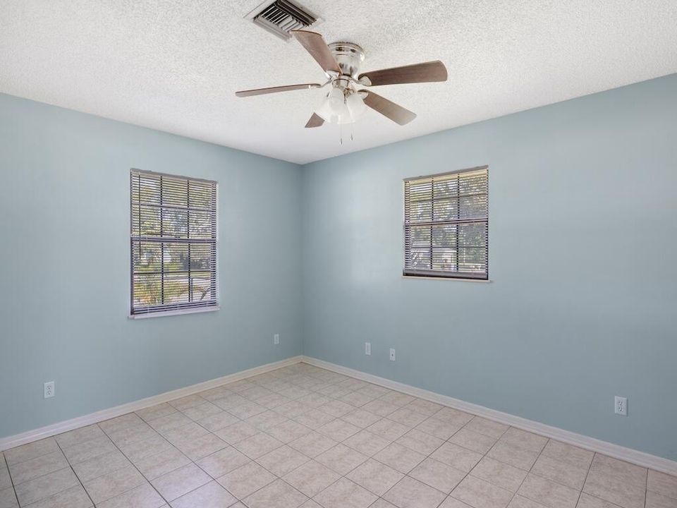 For Sale: $305,000 (2 beds, 2 baths, 1268 Square Feet)