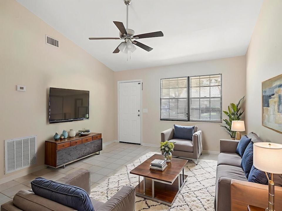 For Sale: $305,000 (2 beds, 2 baths, 1268 Square Feet)