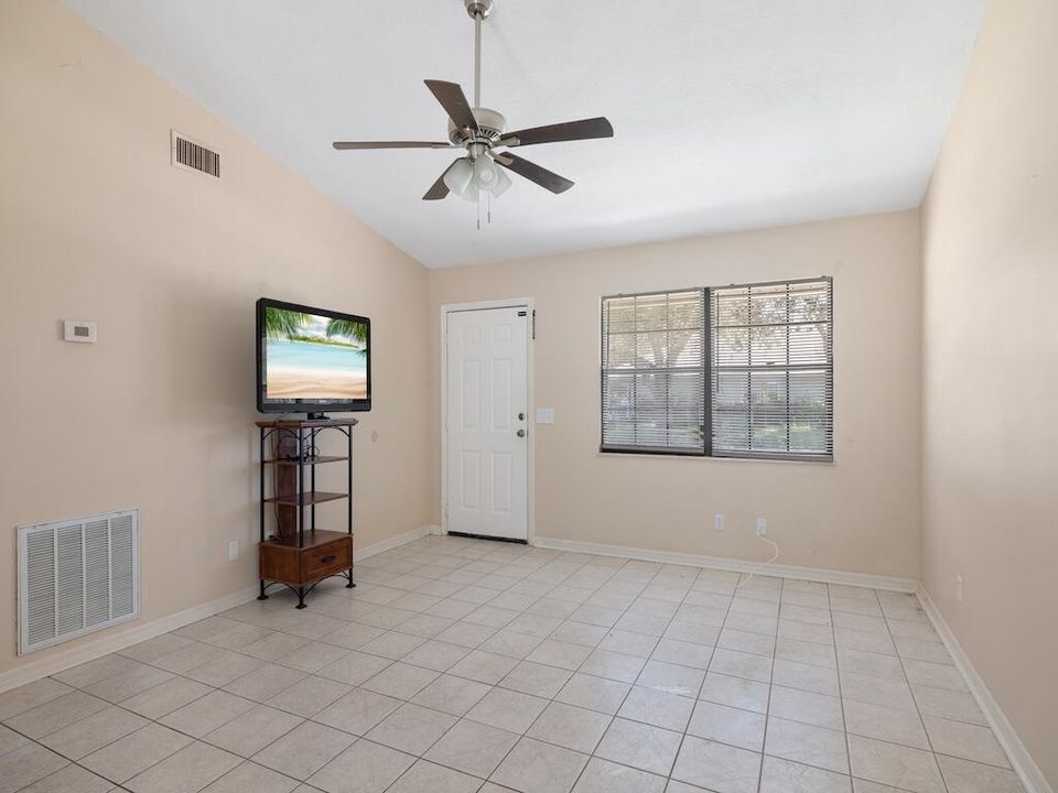 For Sale: $305,000 (2 beds, 2 baths, 1268 Square Feet)