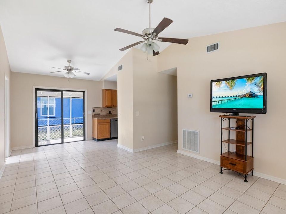 For Sale: $305,000 (2 beds, 2 baths, 1268 Square Feet)