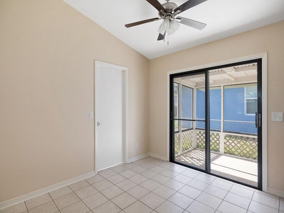 For Sale: $305,000 (2 beds, 2 baths, 1268 Square Feet)