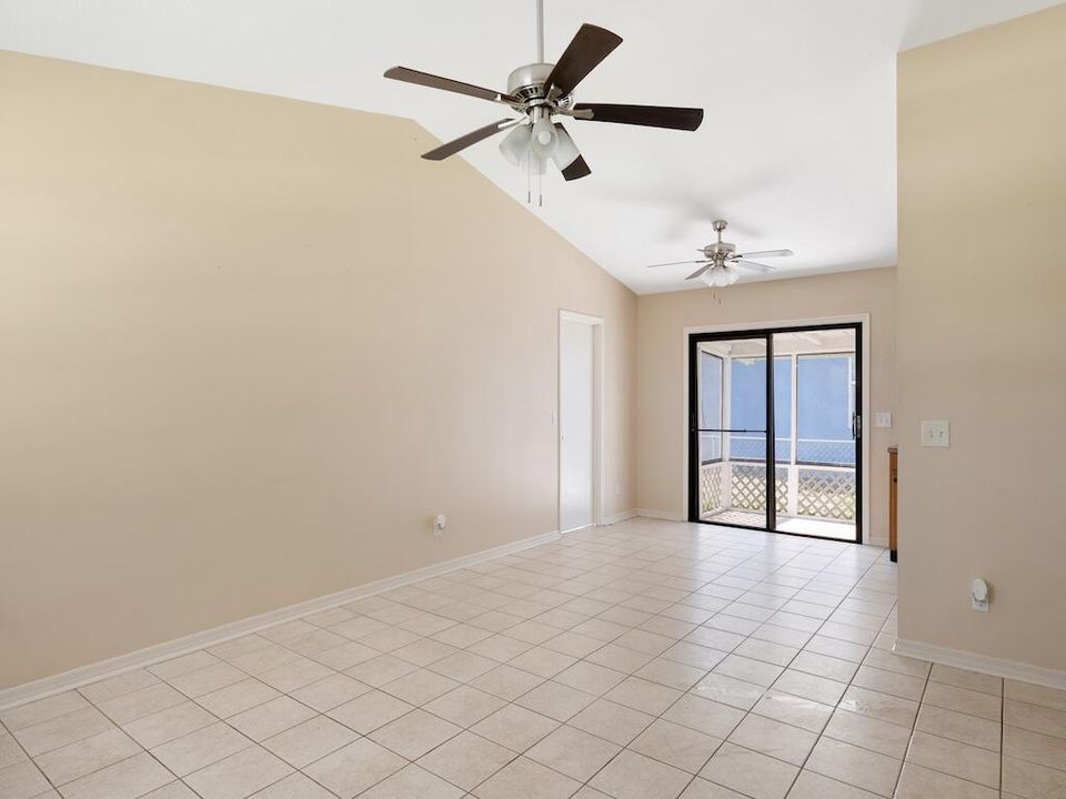 For Sale: $305,000 (2 beds, 2 baths, 1268 Square Feet)