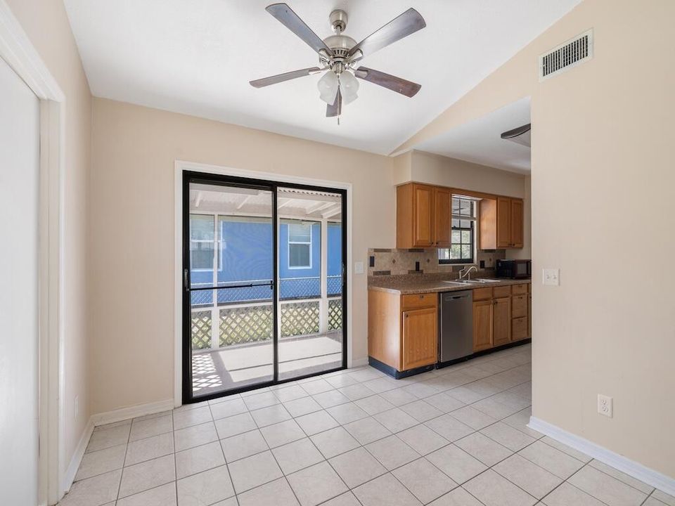 For Sale: $305,000 (2 beds, 2 baths, 1268 Square Feet)
