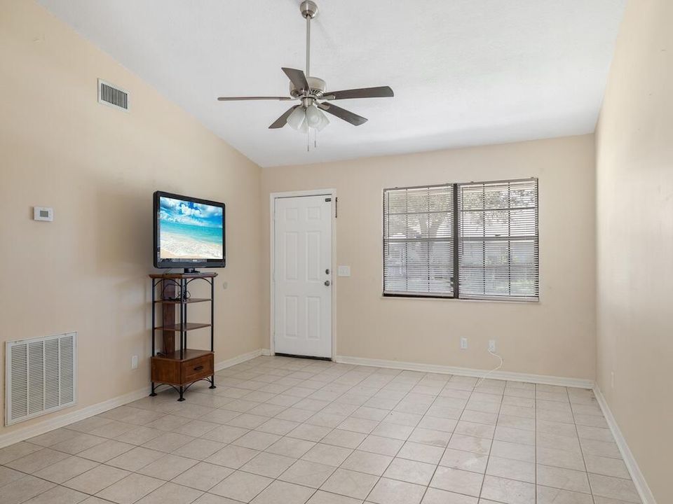 For Sale: $305,000 (2 beds, 2 baths, 1268 Square Feet)