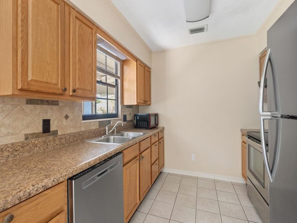For Sale: $305,000 (2 beds, 2 baths, 1268 Square Feet)