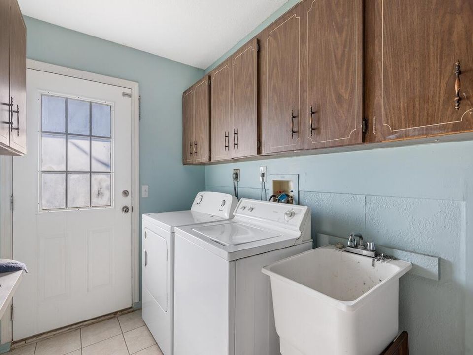 For Sale: $305,000 (2 beds, 2 baths, 1268 Square Feet)