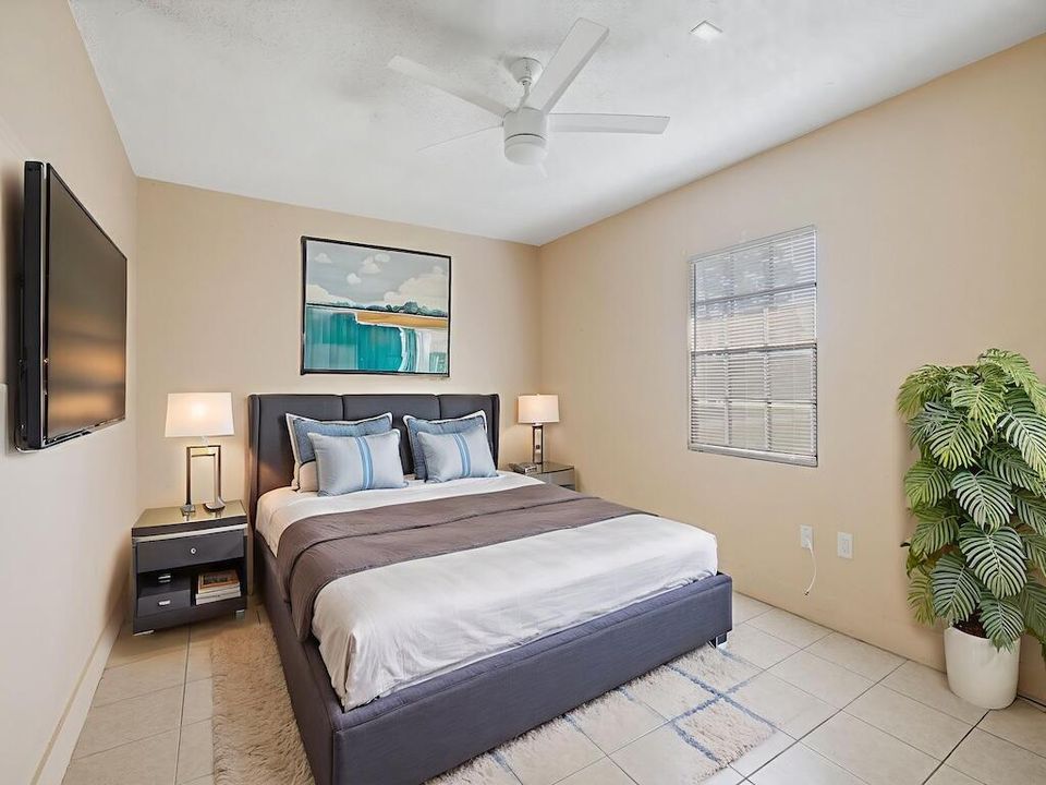 For Sale: $305,000 (2 beds, 2 baths, 1268 Square Feet)