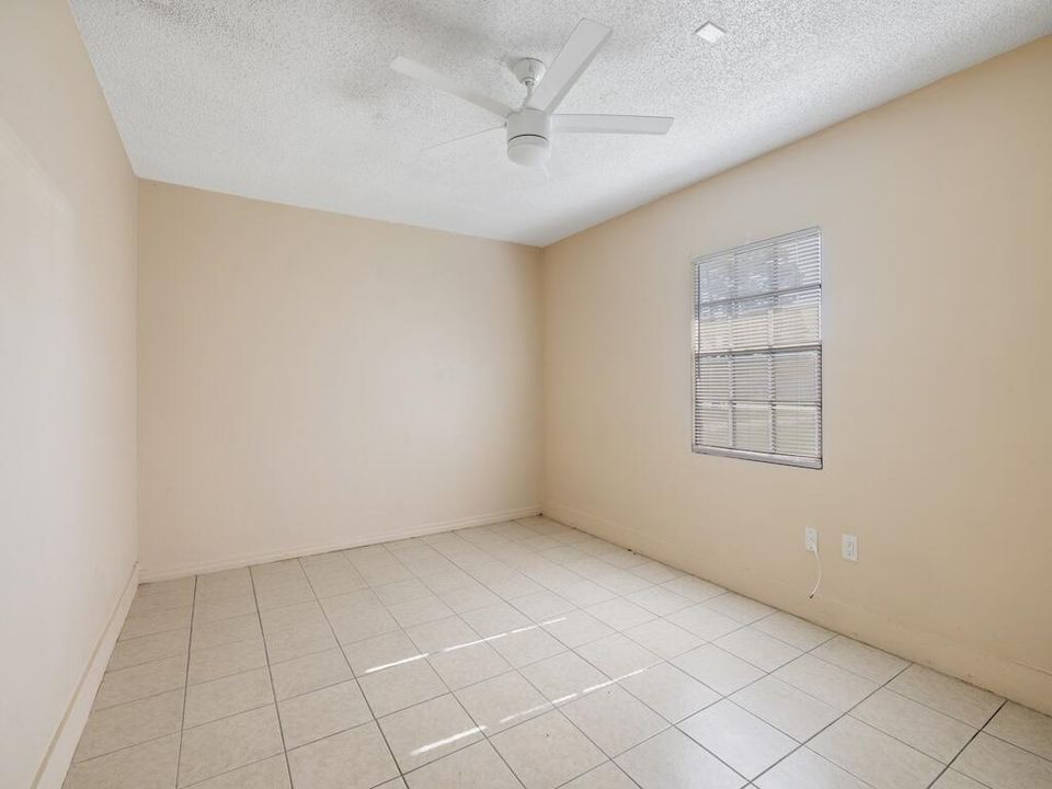 For Sale: $305,000 (2 beds, 2 baths, 1268 Square Feet)