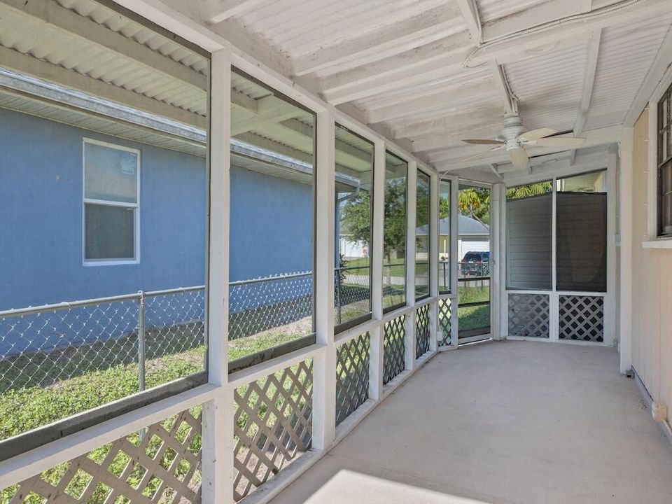 For Sale: $305,000 (2 beds, 2 baths, 1268 Square Feet)