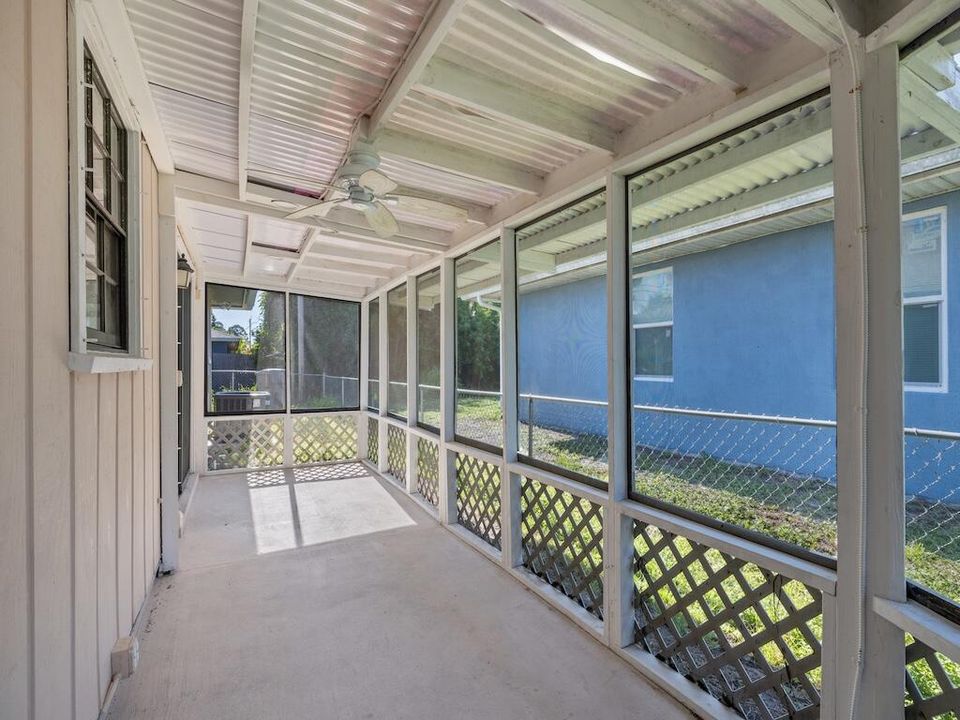 For Sale: $305,000 (2 beds, 2 baths, 1268 Square Feet)