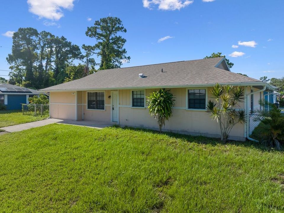 For Sale: $305,000 (2 beds, 2 baths, 1268 Square Feet)