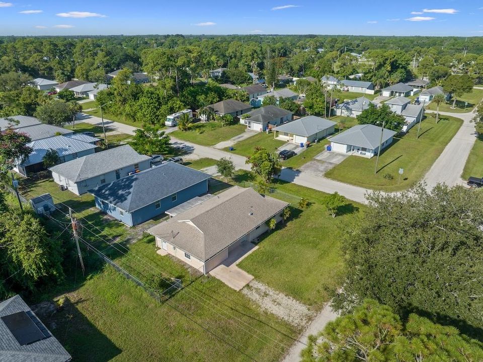 For Sale: $305,000 (2 beds, 2 baths, 1268 Square Feet)