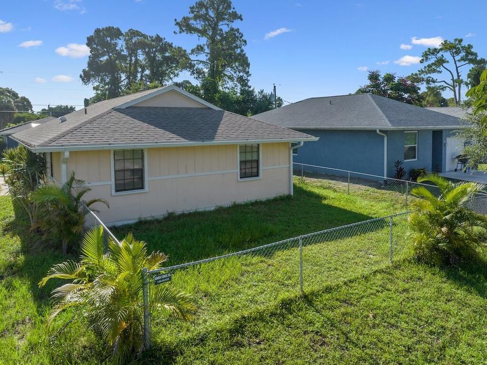 For Sale: $305,000 (2 beds, 2 baths, 1268 Square Feet)