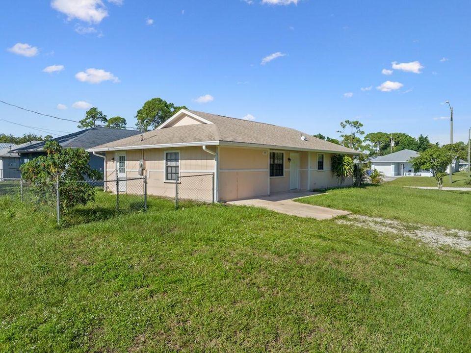 For Sale: $305,000 (2 beds, 2 baths, 1268 Square Feet)