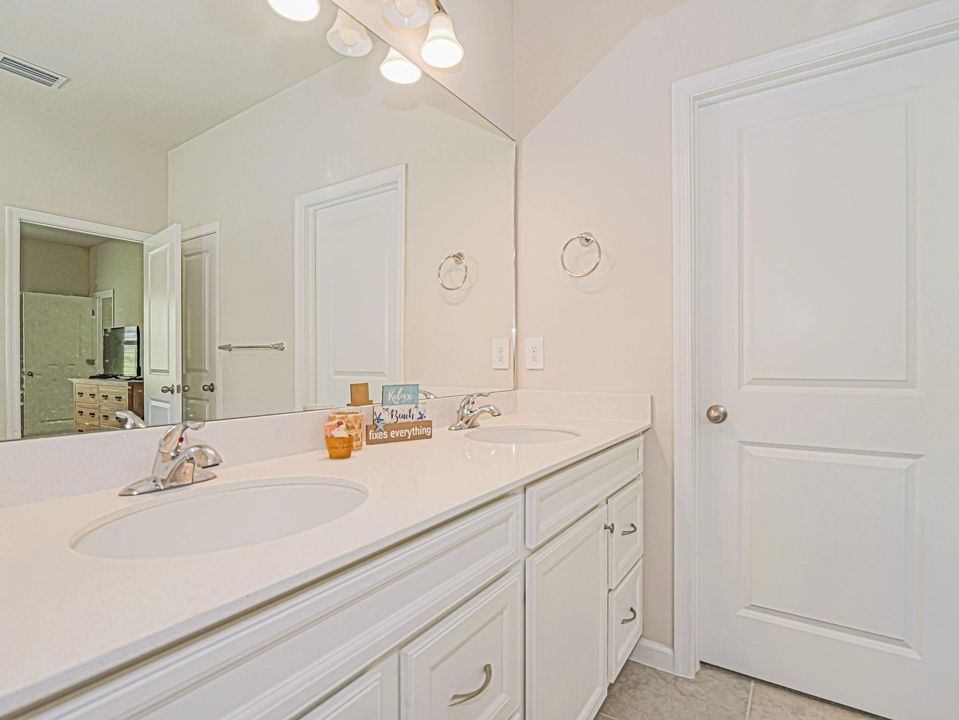 На продажу: $397,500 (4 спален, 2 ванн, 1823 Квадратных фут)